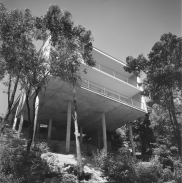 , The difficulty and potential of the 'Basser House' site is obvious in this image. Photograph by Max Dupain, 1959. Courtesy Max Dupain and Associates and Seidler family. Copyright Penelope Seidler