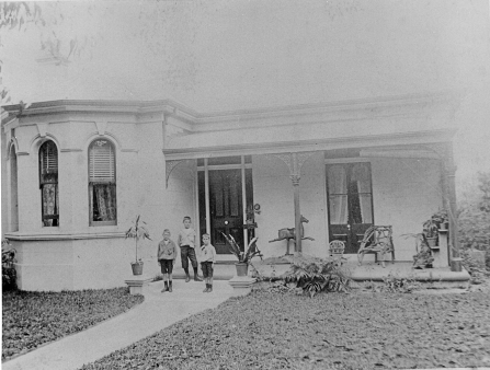 , This modest villa called 'Clifton' in Ben Boyd Road, Neutral Bay, is typical of the type of Italianate houses that were built in great numbers in western Sydney but only occasionally in North Sydney in the 1880s and 1890s. This photograph was taken around 1900. Stanton Library