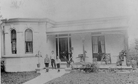 , This modest villa called 'Clifton' in Ben Boyd Road, Neutral Bay, is typical of the type of Italianate houses that were built in great numbers in western Sydney but only occasionally in North Sydney in the 1880s and 1890s. This photograph was taken around 1900. Stanton Library
